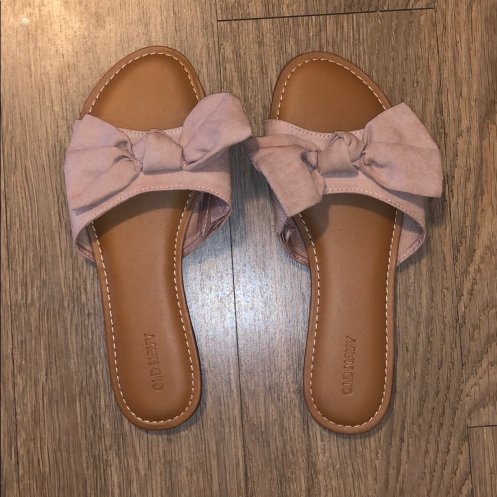 Of navy sandals with bows